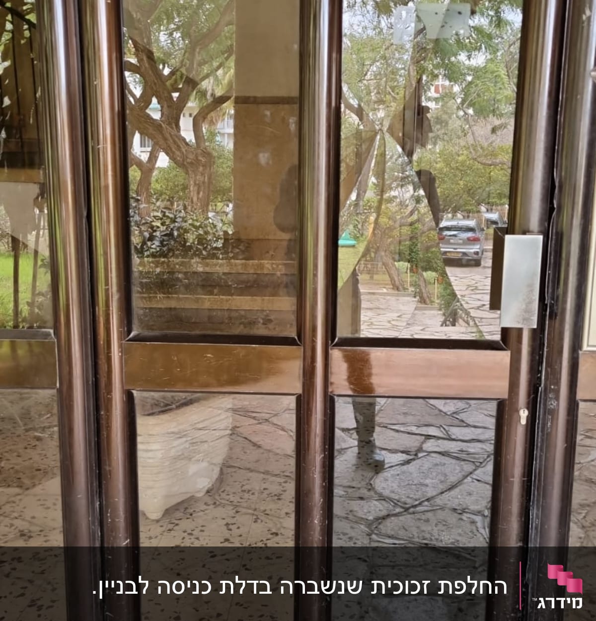 דלת זכוכית עם סדקים ושברים